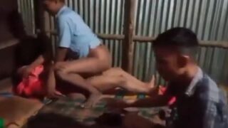 Tiga Pria Desa Ngentot Pelacur Murahan Bareng-bareng Dalam Video Mesum