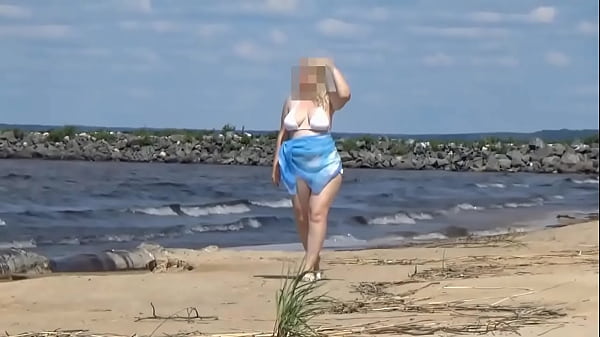 Ibu Tiri Seksi Di Pantai Dengan Bikini Putih Yang Transparan