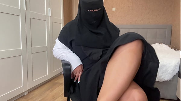 Gadis Arab Berjilbab Meremas Memek Basahnya