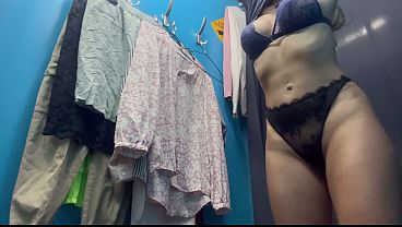 Ruang Ganti Baju, Kamera Tersembunyi, Cewek Rusia Montok Dengan Puting Tegang.