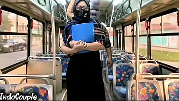 Istri Muslim Pulang Kampus Naik Bus Sepi, Tiba-tiba Ada Pria Asing Ngewe Dia Di Balik Jilbab.