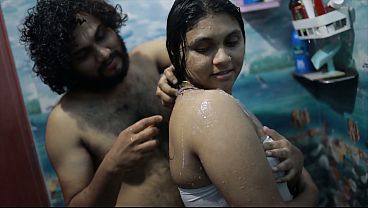 Cewek India Mandi Bareng Adek Tiri, Panasnya Bikin Mules