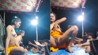 Desa Kumuh, Para Lelaki Ngiler Lihat Goyang Bugil Di Panggung.