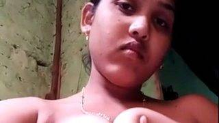 Desi Cewek Lagi Rekam Bugil Selfie, Sambil Ngeliatin Badan Sendiri.