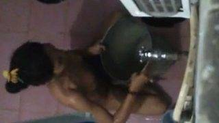 Tonton Video Pembantu India Mandi, Aksi Mesum Mengintip Dari Celah Pintu