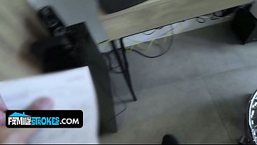 Anak Tiri Cewek Latin Menggoda Bapak Tirinya Dengan Tubuh Mulusnya Yang Bikin Ngilu.