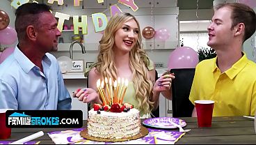 Anak Tiri Mungil Berdada Alami, Daisy Lavoy, Menggoda Dan Naik Ke Atas Kontol Bapak Tirinya.