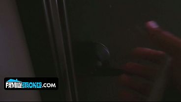 Goyangin Memek Sempit, Mbak Tiri Montok Layla London Biarin Adik Tiri Ngebut