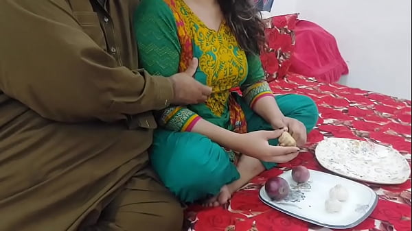 Bantu Mama Tiriku Potong Sayur, Lalu Ngentot Pantat Besarnya, Selagi Dia Selingkuhi Bapak Tiriku, Suara Hindi Jelas