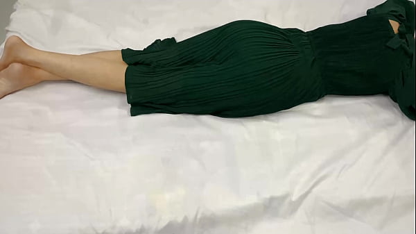 18 Tahun, Adik Tiri Sendirian Di Kamar, Malam Itu Aku Masuk Dan Memuaskan Nafsu Di Dalam Tubuhnya.