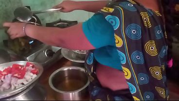 Ibu Rumah Tangga India Lagi Masak, Tapi Bumbunya Pakai Badan Pacar.