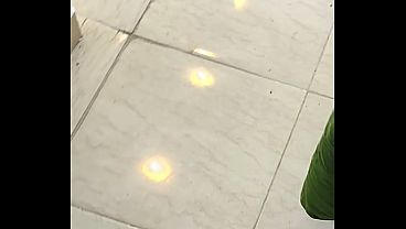 سباك وصاحبه ينيكوا شرموطة مصرية جامدة في البيت، كلام هيج وصوت واضح وجسم ملبن