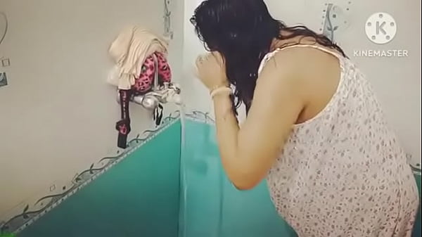 Desi Mandi Basah Kuyup Bikin Makin Pengen.