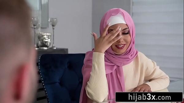 Ngentot Sama Cewek Mungil Berhijab, Hijabnya Tetap Dipake Biar Makin Greget.