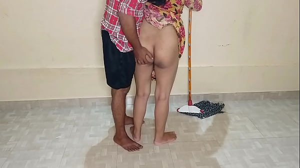 Kamar Lagi Dipel, Tante Pembantu Digasak Sambil Suruh Nyepong Kontol, Suara Bokep India Jelas Kedengeran!