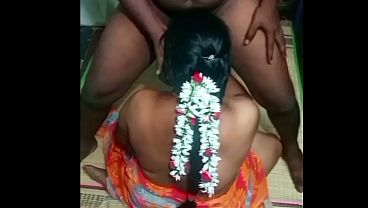 Ibu Rumah Tangga India Digebrak Paman Desa Di Sawah.