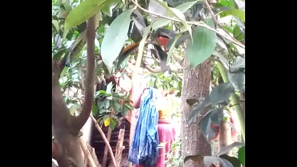 Wanita India Lagi Mandi, Basah Kuyup, Bikin Gregetan Banget.