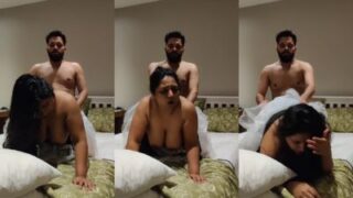Bikin Ngaceng, Desi Sange Digenjot Gaya Doggy Sama Ibu-ibu Montok