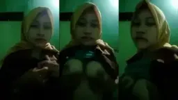 Ratna Bebasindo Pamer Dua Tete Gede Montoknya Yang Bulat Dan Seksi