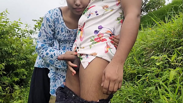 Desi Bhabhi Ki Gaand Marne Ka Maza Khet Mein
