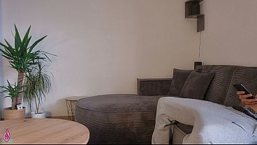 Ibu Tiri Lihat Kontol Keras Anak Tiri Pas Lagi Bersihin, Bantu Dia Crot Di Pantat Bulat Gede.