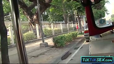 Ngemong Tante Di Tuk-tuk, Langsung Naik Kontol Gede