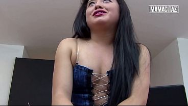 Gadis Latin Montok Bengkok Pake Rok Mini… Dia Gak Bisa Berhenti Meremas Pantatnya Yang Gede.