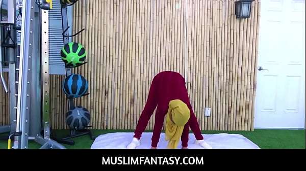 Latihan Ngentot Bareng Trainer Fitnes, Client Arab Eksotis Dikocok Habis