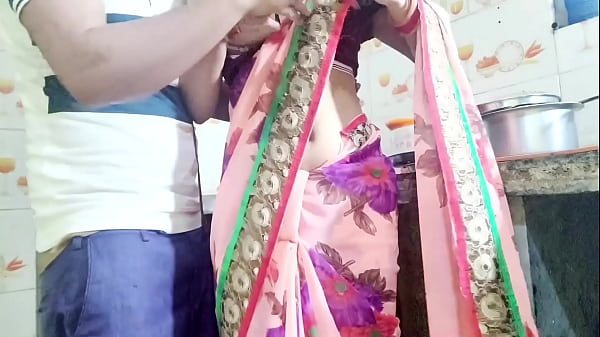 देसी भाभी बर्तन धो रही थी, तभी देवर ने आकर कहा—भाभी, तेरी चूत चाहिए, देगी क्या? हिंदी ऑडियो।