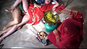 Ibu Tiri India Desi, Ngentot Di Dapur Sambil Ngomong Kotor Pakai Bahasa Hindi, Bikin Makin Panas.