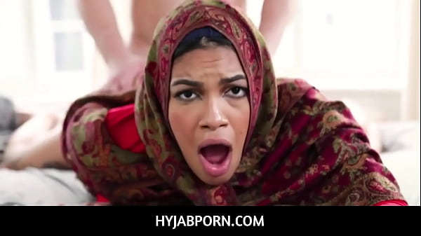 Maya Farrell, Si Kakak Tiri Arab Berhijab Dengan Pantat Besar, Dijodohkan Paksa.