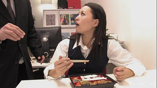 Cewek Kantor Jepang Ngesot Di Bawah Meja, Mulut Penuh Kontol Bos.