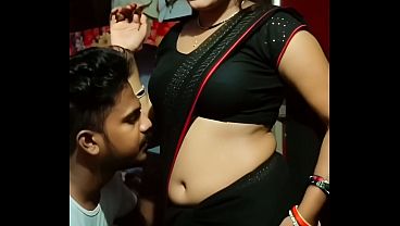 Desi Bhabhi Saree Navel Basah Kena Jilat, Bibir Merah Nganga Minta Digituin