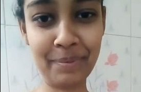 Desi Lepas Bra, Selfie Sendirian Bikin Makin Liar
