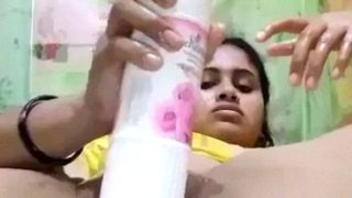 Gadis Desi Mainin Botol Pengharum Ruangan Buat Bikin Diri Sendiri Makin Basah