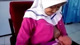 Mahasiswa Kebidanan Praktek Perah Susu, Tangan Meremas Puting Basah.