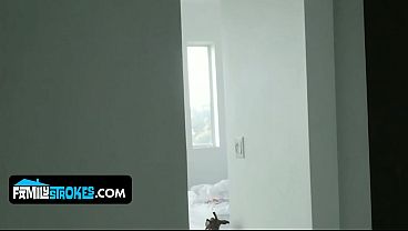 Ibu Tiri Pirang Montok Daisy Stone Dibanjiri Air Mani Kakak Tiri Yang Horny