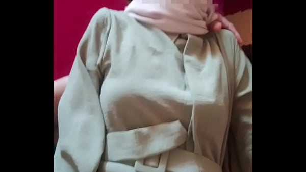 Saudari Tiri Berhijab Digenjot Liar Di Pagi Lebaran, Makin Nikmat Saat Suara Takbir Menggema.