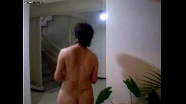 Mama China Lagi Siram Tanaman, Pantat Montoknya Basah Kuyup