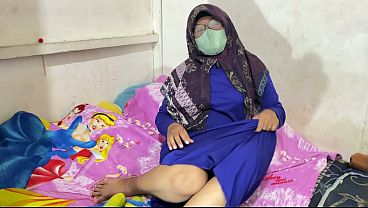 Wanita Berhijab Lagi Mainin Diri Sendiri Saking Nikmatnya.